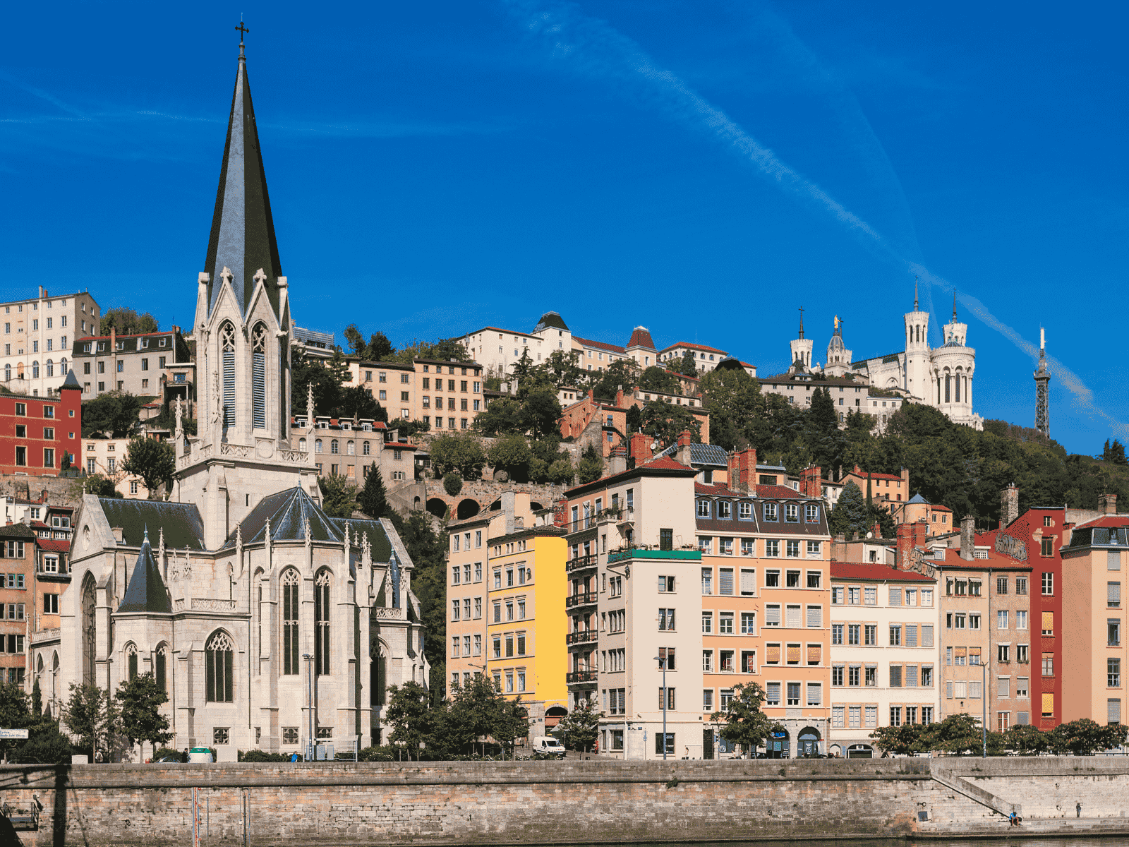 Ville de Lyon avec vue sur Fourvière, des immeubles colorés et le Rhône